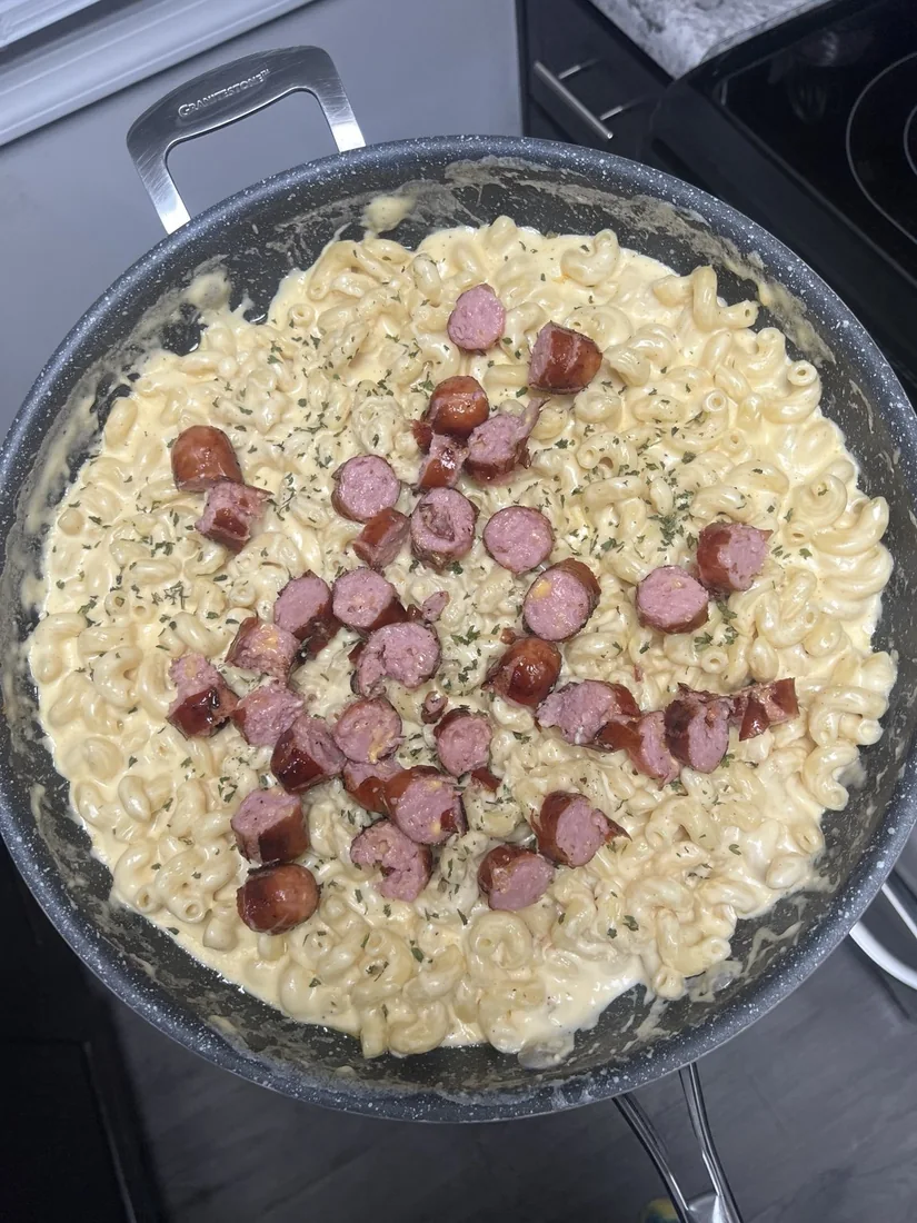 Creamy macaroni with sliced browned sausage